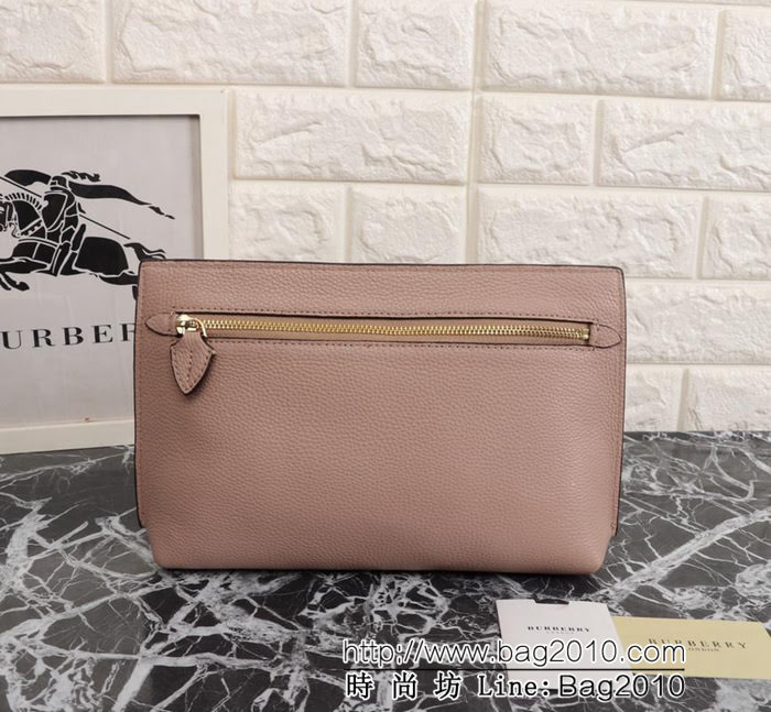 BURBERRY巴寶莉 簡約時尚手拿包 拉鏈口袋飾有 Burberry立體字母 2288  Bhq1046